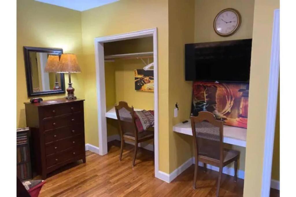 Stockyards!-1 Block Away ! Cowboy Cottage Sleeps 9 Fort Worth Exterior photo