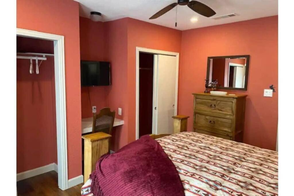 Stockyards!-1 Block Away ! Cowboy Cottage Sleeps 9 Fort Worth Exterior photo