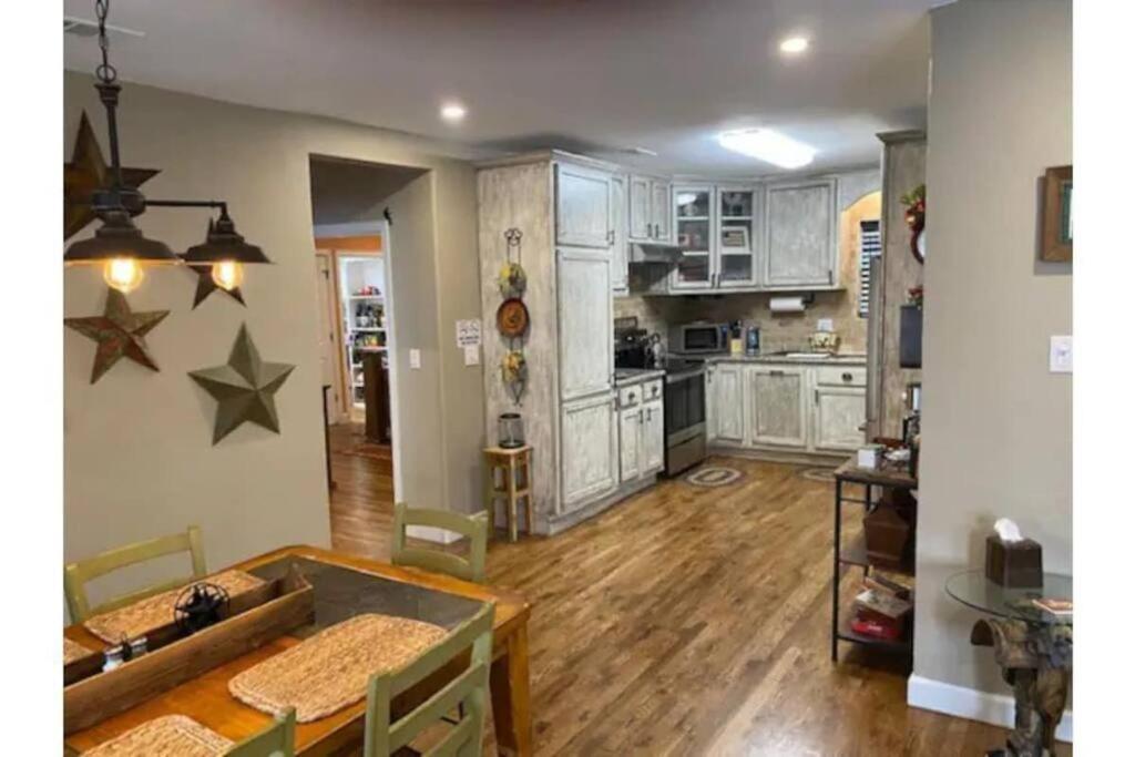 Stockyards!-1 Block Away ! Cowboy Cottage Sleeps 9 Fort Worth Exterior photo