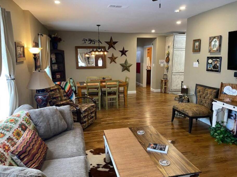 Stockyards!-1 Block Away ! Cowboy Cottage Sleeps 9 Fort Worth Exterior photo